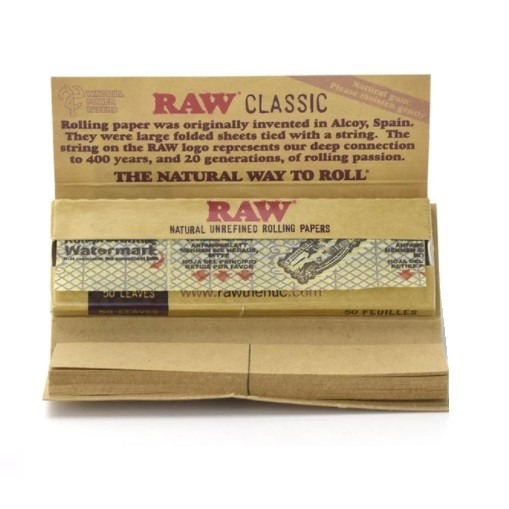 Librito abierto de papelillo RAW Classic Connoisseur 1¼ con hojas y tips